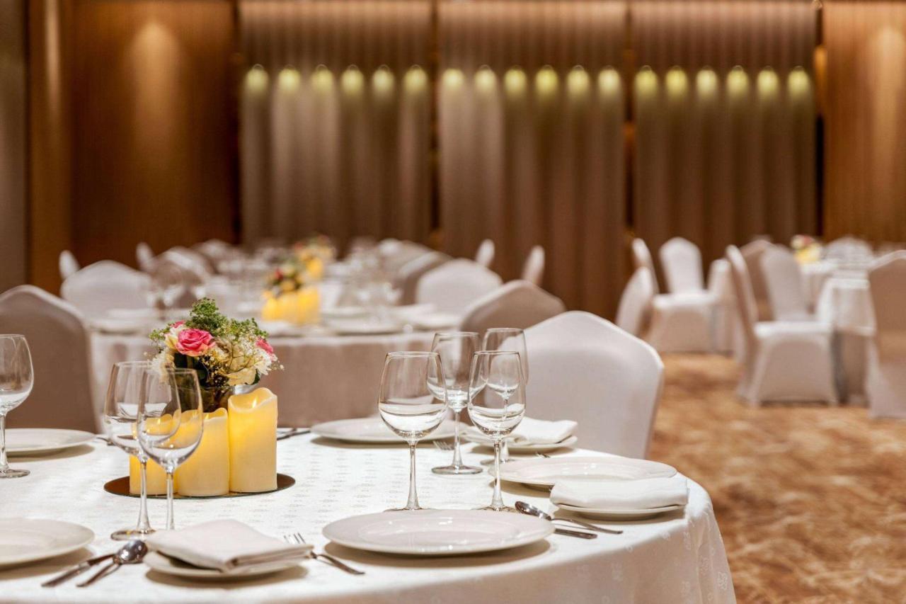 Ramada Encore By Wyndham Indore Nipania Extérieur photo