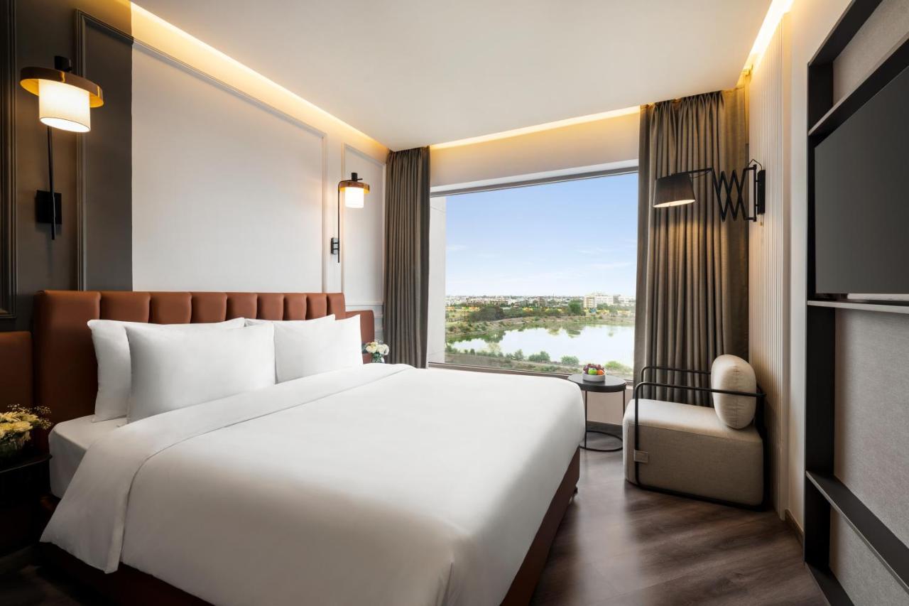 Ramada Encore By Wyndham Indore Nipania Extérieur photo