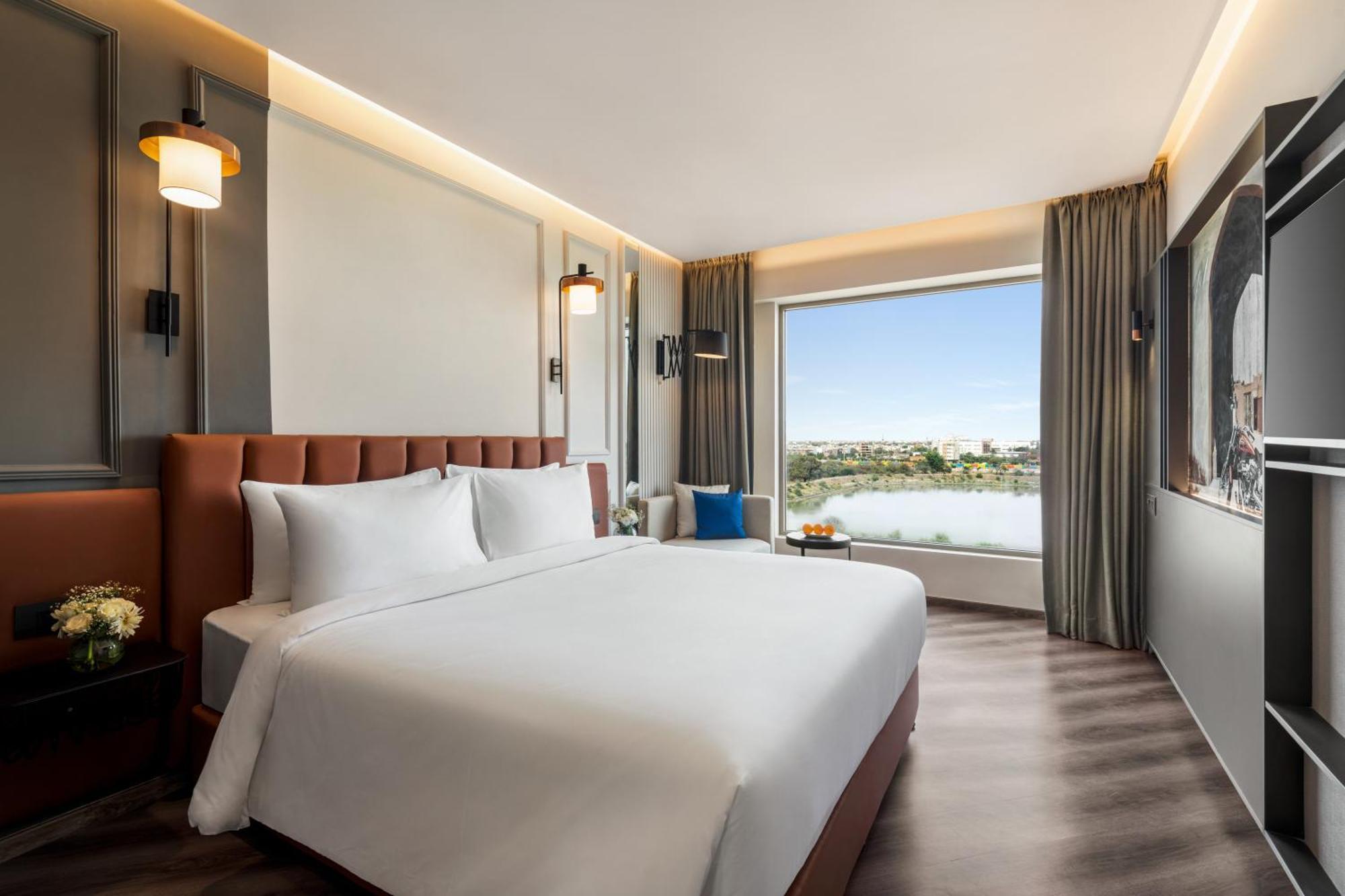 Ramada Encore By Wyndham Indore Nipania Extérieur photo